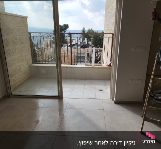 רצפה רטובה לאחר ניקוי עם מגב